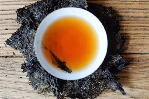 黑茶怎么选，可以看外形、闻气味等