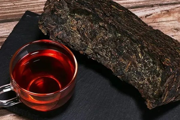 黑茶怎么选，可以看外形、闻气味等