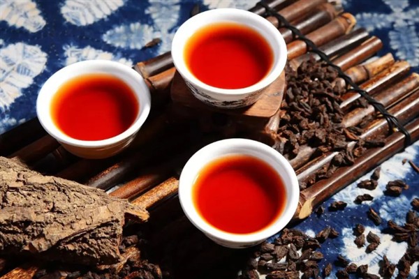 黑茶怎么选，可以看外形、闻气味等