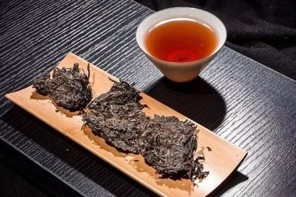 黑茶怎么选，可以看外形、闻气味等