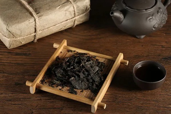 黑茶怎么选，可以看外形、闻气味等