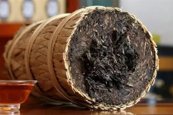 黑茶怎么选，可以看外形、闻气味等