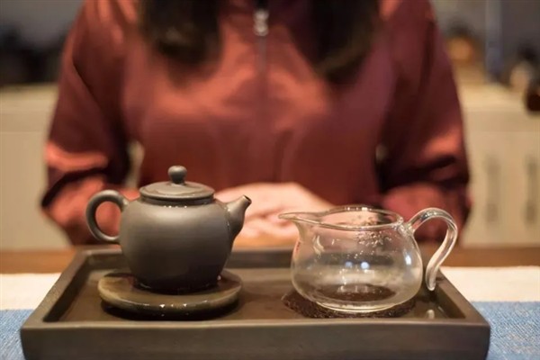 黑茶怎么选，可以看外形、闻气味等