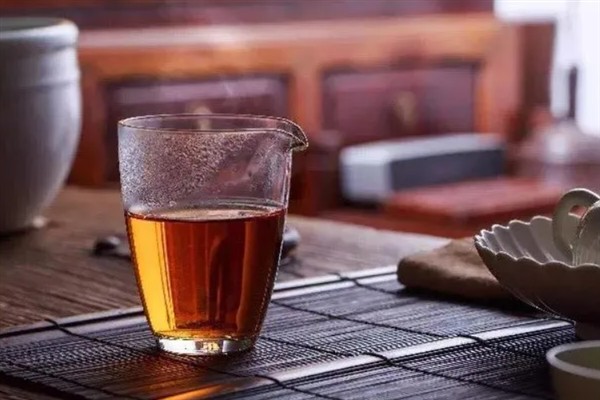 黑茶怎么选，可以看外形、闻气味等