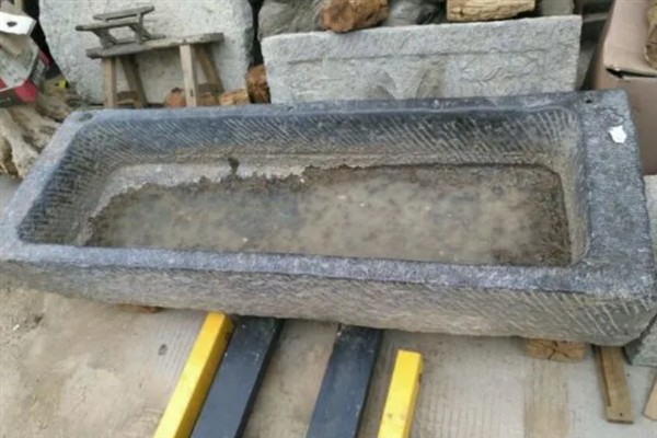 牛槽和栏杆用哪种材料，前者选择混合水泥和空心砖、后者选择镀锌管