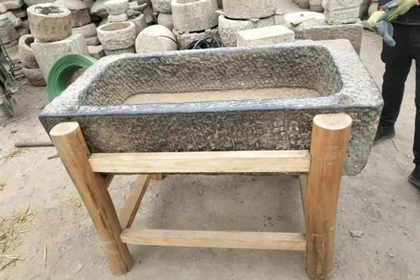 牛槽和栏杆用哪种材料，前者选择混合水泥和空心砖、后者选择镀锌管