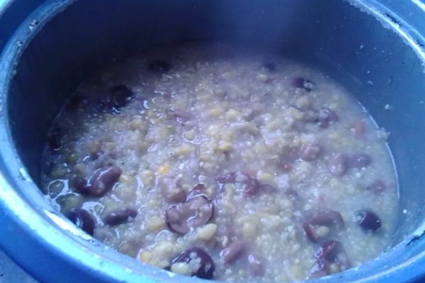 五谷杂粮粥怎么做，将材料洗净浸泡后再煮熟调味