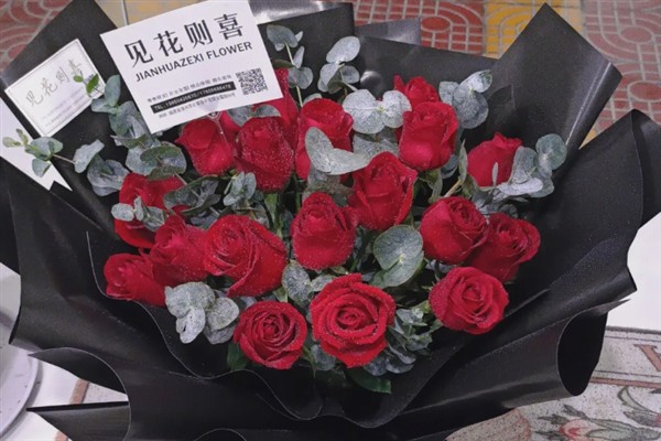100朵玫瑰的含义，代表百年好合、白头偕老、一生守护