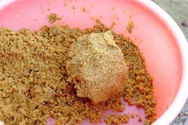 钓鲫鱼用什么饵料，可以用黄豆粉、大米粉来调制饵料