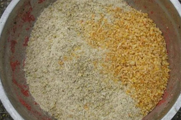 钓鲫鱼用什么饵料，可以用黄豆粉、大米粉来调制饵料