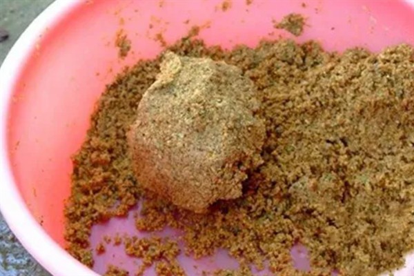 钓鲫鱼用什么饵料，可以用黄豆粉、大米粉来调制饵料