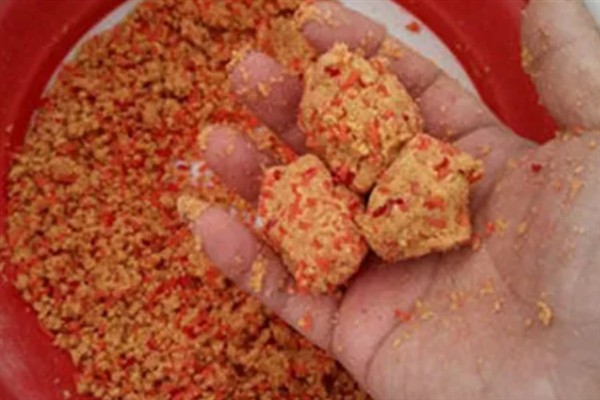 钓鲫鱼用什么饵料，可以用黄豆粉、大米粉来调制饵料