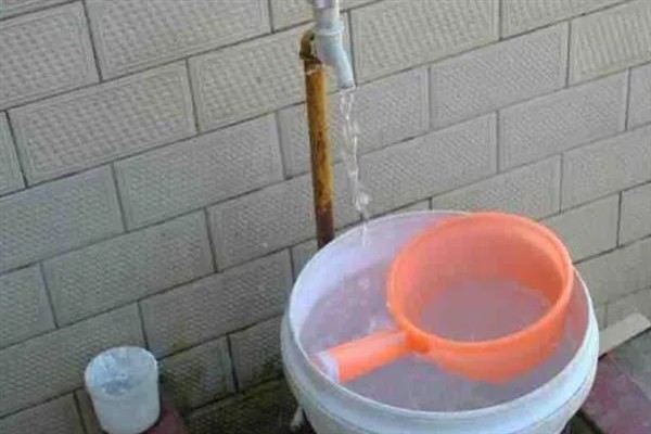养锦鲤处理自来水的方法，最简单的就是放在阳光下暴晒
