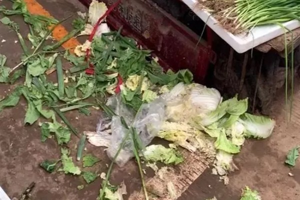 返乡农民工坐车要带涂料桶的原因，既能当凳子也能拿回家另做他用