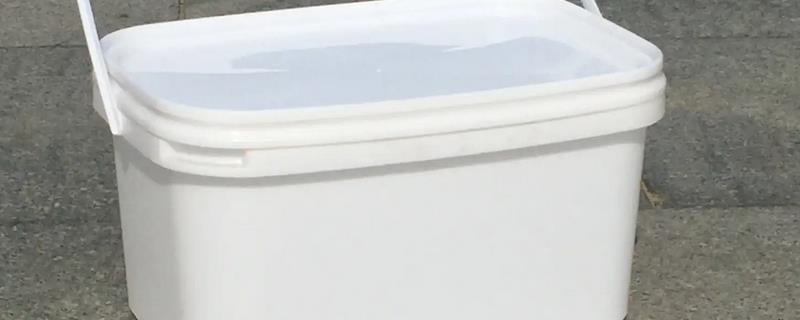 返乡农民工坐车要带涂料桶的原因，既能当凳子也能拿回家另做他用