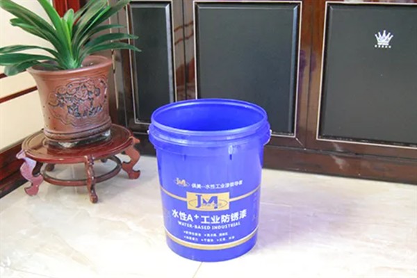 返乡农民工坐车要带涂料桶的原因，既能当凳子也能拿回家另做他用