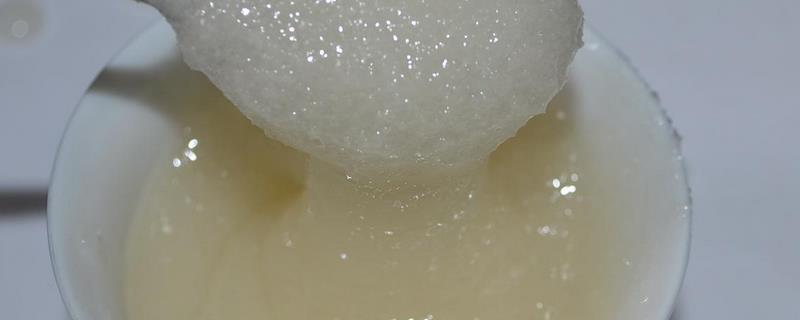 雪脂莲蜜简介，是蜜蜂采集苕子花蜜酿制而成的