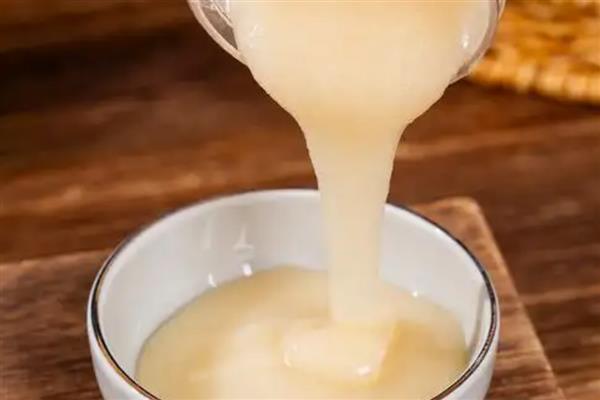 雪脂莲蜜简介，是蜜蜂采集苕子花蜜酿制而成的