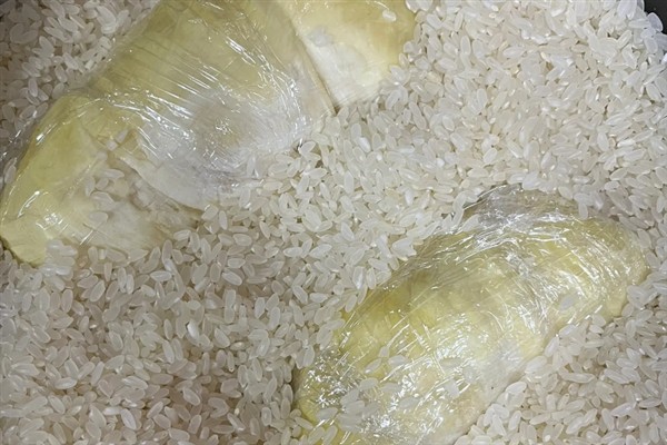 榴莲的催熟方法，与成熟的香蕉等水果放在纸箱中能起到催熟效果