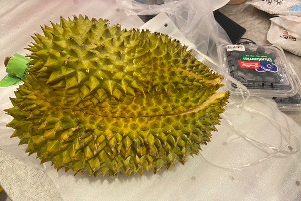 榴莲的催熟方法，与成熟的香蕉等水果放在纸箱中能起到催熟效果