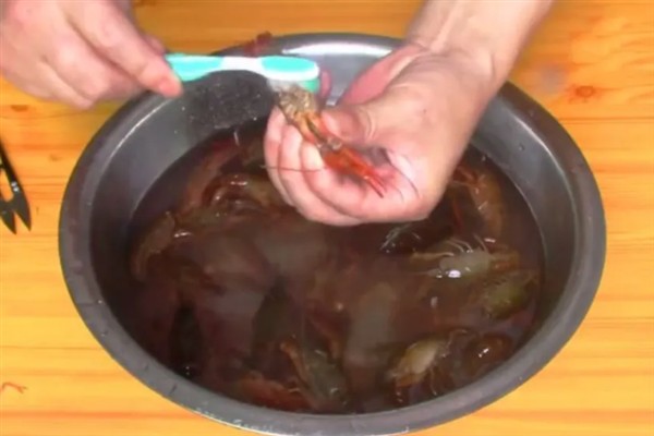 小龙虾的虾线要不要清除，拔出虾线更加干净卫生