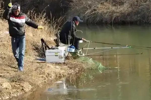 冬天钓鲫鱼钓深还是钓浅，以钓深为主