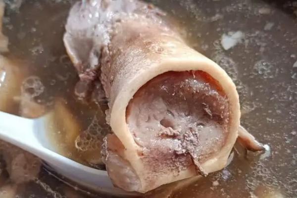 猪骨髓是不是脂肪，里面的主要营养物质是脂肪