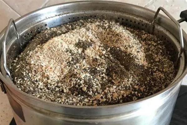 怎么用菜籽饼喂鱼，发酵后搅拌成浆状再兑水泼洒