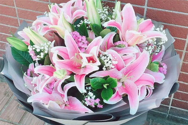 三朵百合花有什么花语，代表甜蜜爱情寓意着我爱你