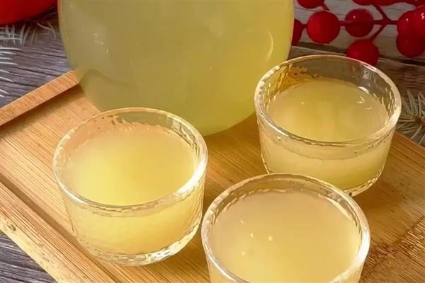 猕猴桃酒酿制的方法，原料就是猕猴桃与白糖