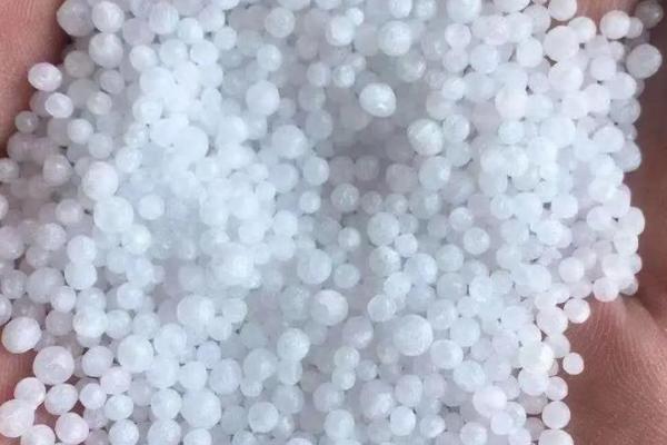 氮肥是不是尿素肥，氮肥包含尿素但不仅指尿素