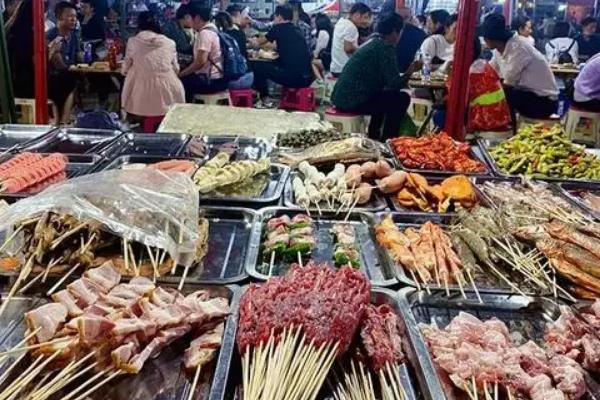 年底在集市摆摊适合卖什么，玩具、对联、水果等物品很受欢迎