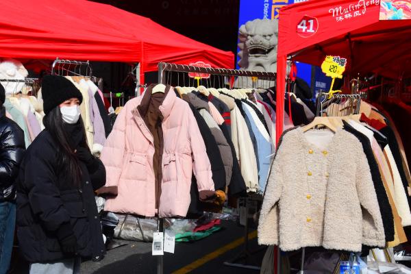 年底在集市摆摊适合卖什么，玩具、对联、水果等物品很受欢迎