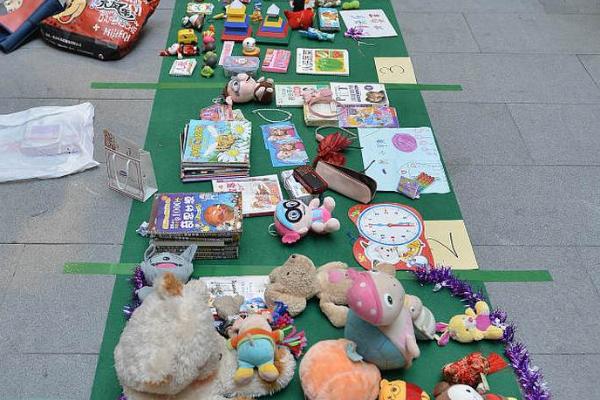 年底在集市摆摊适合卖什么，玩具、对联、水果等物品很受欢迎