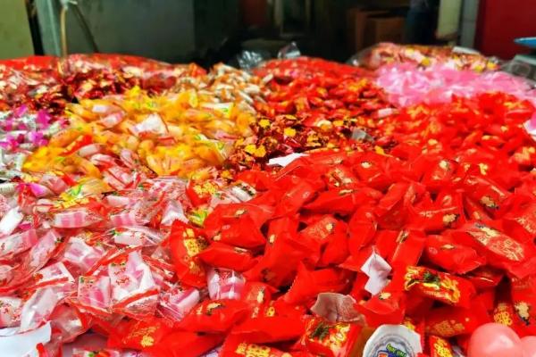 年底在集市摆摊适合卖什么，玩具、对联、水果等物品很受欢迎