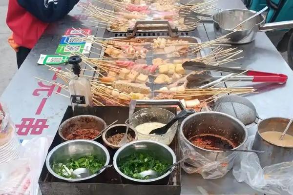 年底在集市摆摊适合卖什么，玩具、对联、水果等物品很受欢迎