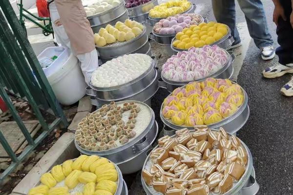 年底在集市摆摊适合卖什么，玩具、对联、水果等物品很受欢迎