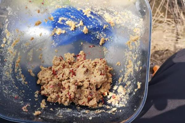 垂钓花鲢鱼使用什么饵料，全谷酒糟、发酵米能有效起到引诱作用