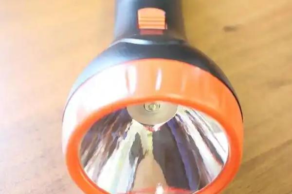 夜钓灯的简介,是指用于晚上垂钓的灯具