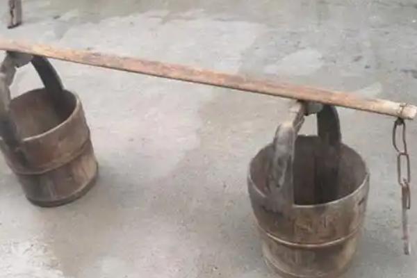 常见的农具有哪些，有镰刀、耙子等