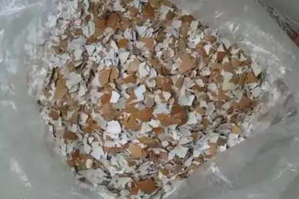 鸡蛋壳做肥料的方法，洗净暴晒后可直接埋入土壤中
