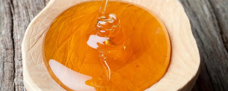 正宗土蜂蜜的颜色，未结晶时一般是琥珀色或浅黄色