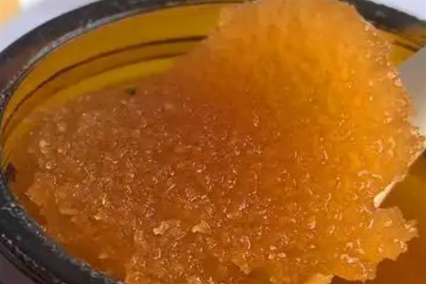正宗土蜂蜜的颜色,未结晶时一般是琥珀色或浅黄色