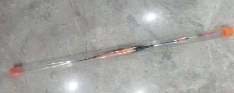 电子夜光漂的使用方式，安装电池后把漂身拧紧再连接在漂座上