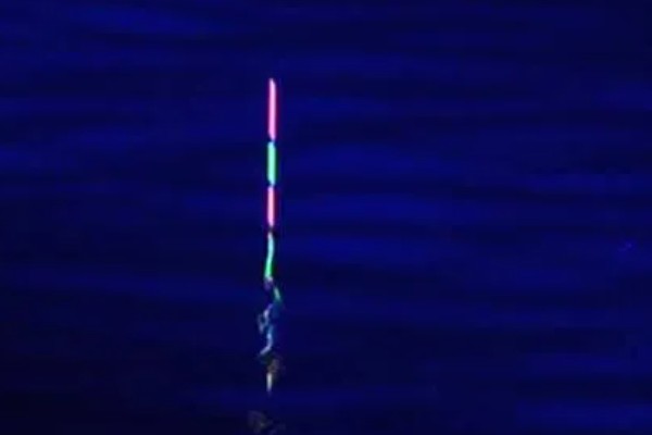 电子夜光漂的使用方式，安装电池后把漂身拧紧再连接在漂座上