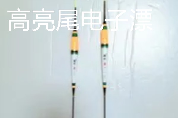 电子夜光漂的使用方式，安装电池后把漂身拧紧再连接在漂座上