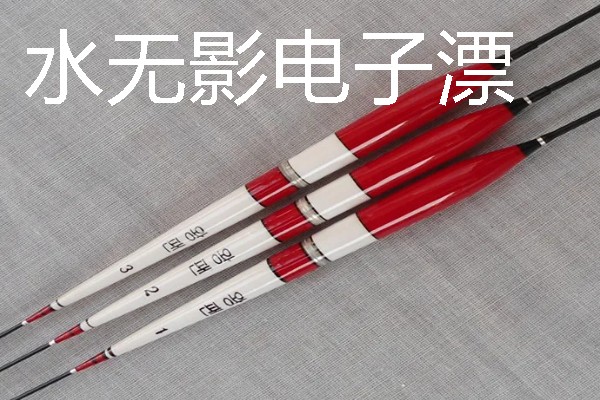 电子夜光漂的使用方式，安装电池后把漂身拧紧再连接在漂座上