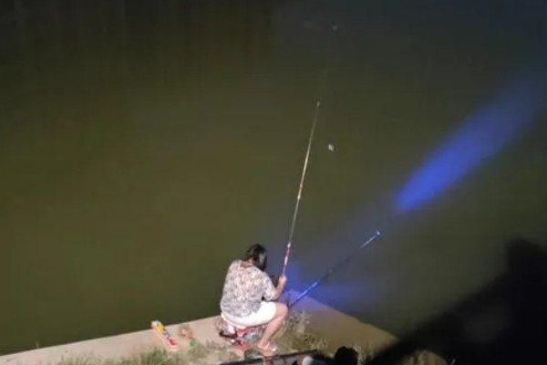 夜晚钓鲢鳙好钓吗，钓1-1.5米的范围比较好