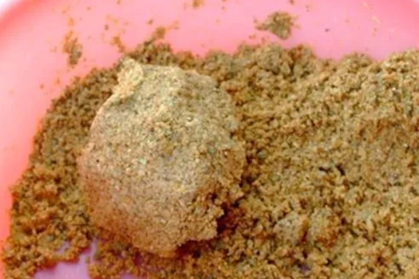 六月钓鱼技巧，首选钓点是树荫下