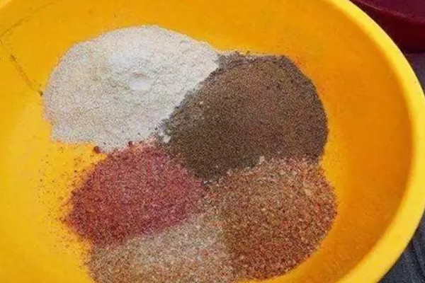 纯养鲫鱼用什么饲料，推荐天然饵料、人工饲料等